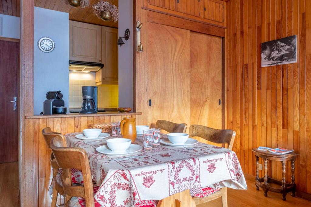 une table dans une cuisine avec un chiffon de table dans l'établissement Apartment With Balcony Close To The Ski Slopes, à Chamonix-Mont-Blanc