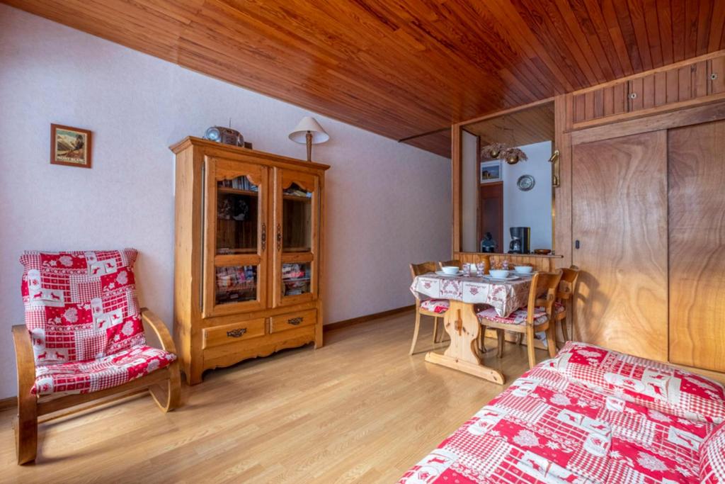 - une chambre avec un lit, une table et une armoire dans l'établissement Apartment With Balcony Close To The Ski Slopes, à Chamonix-Mont-Blanc 13 autres photos