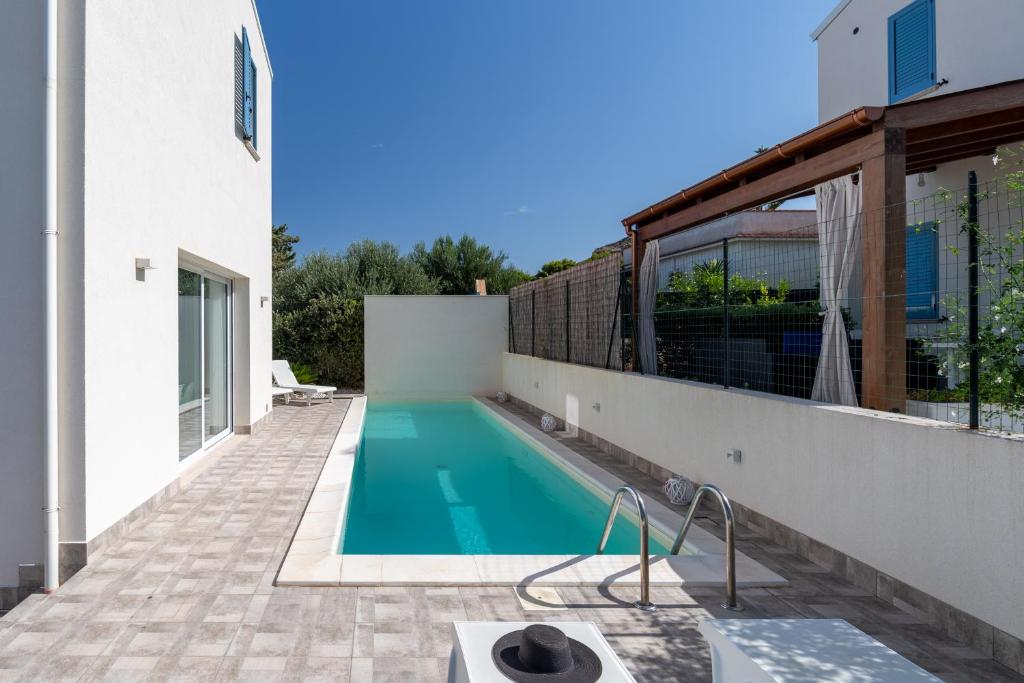 - une piscine sur le côté d'une maison dans l'établissement Villa con Piscina vicino San Vito Lo Capo, à Custonaci