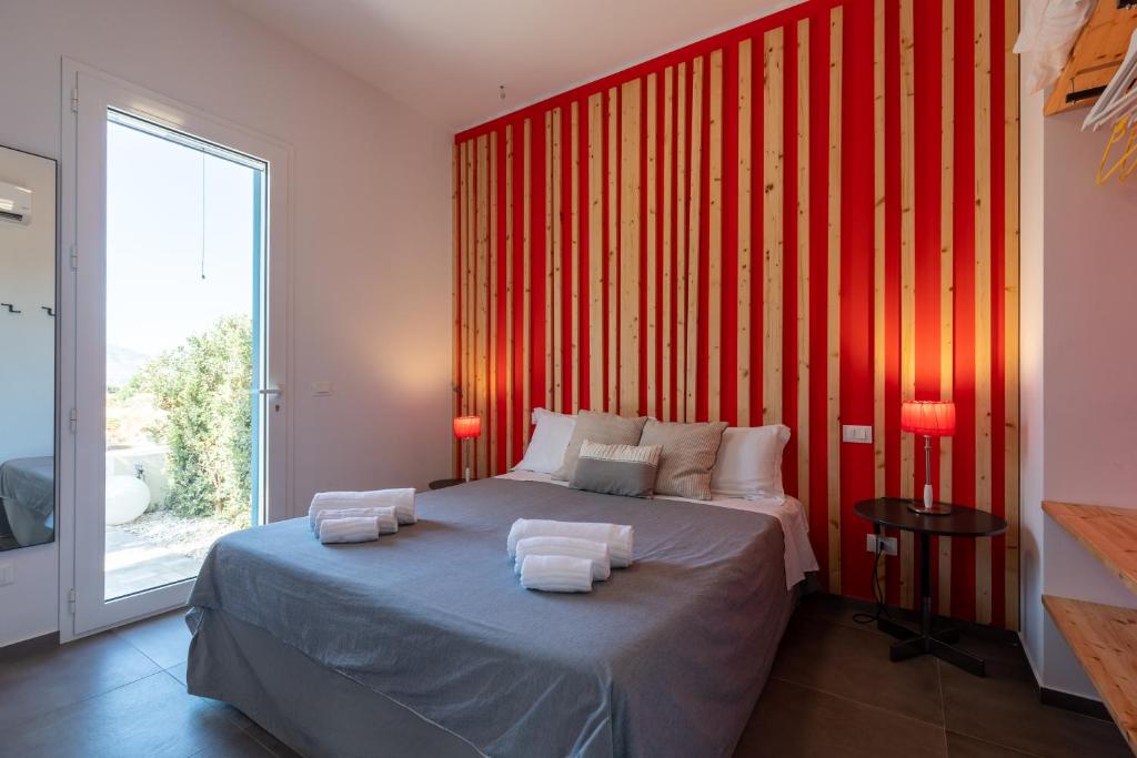 une chambre avec un lit avec des serviettes dessus dans l'établissement Villa con Piscina vicino San Vito Lo Capo, à Custonaci 21 autres photos
