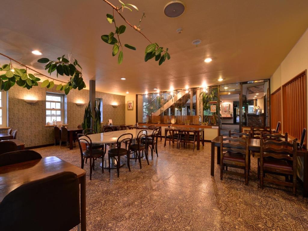 un restaurant avec des tables et des chaises dans une salle dans l'établissement Hotel Parkway, à Teshikaga