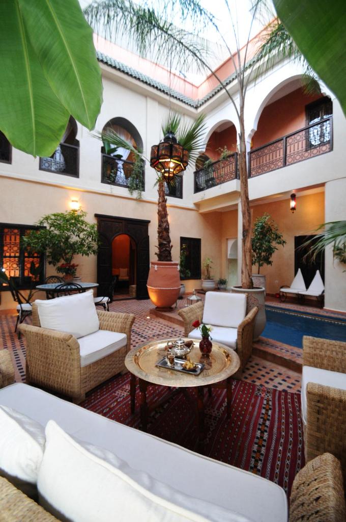 un salon avec des chaises et une table dans l'établissement Riad Hadda, à Marrakech