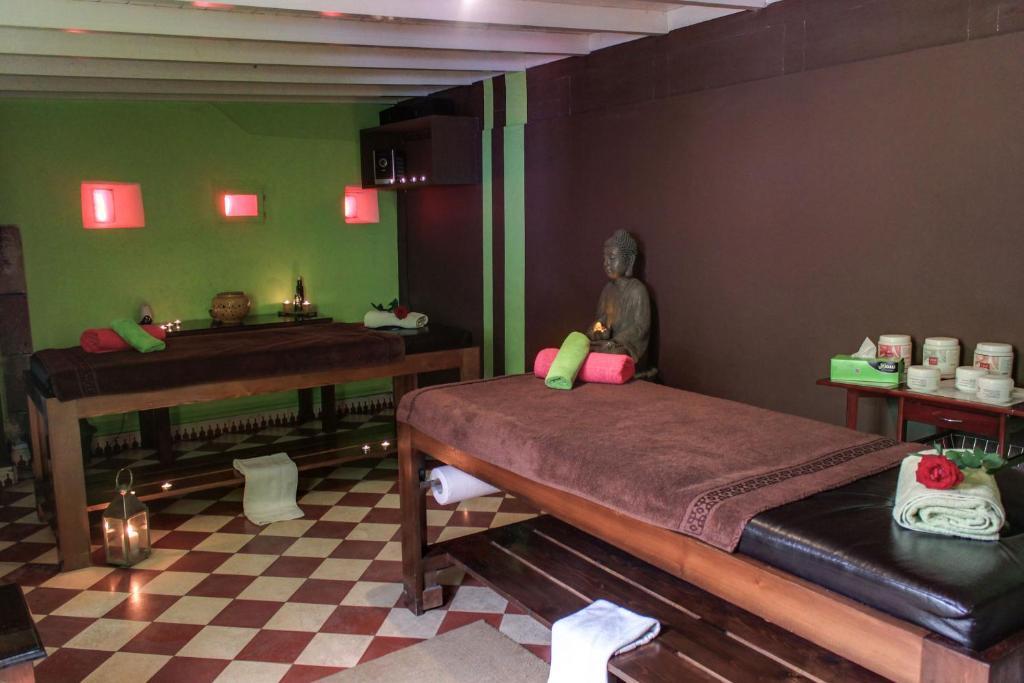 Cette chambre comprend un lit, un lavabo et un miroir. dans l'établissement Casa Lila & Spa, à Essaouira