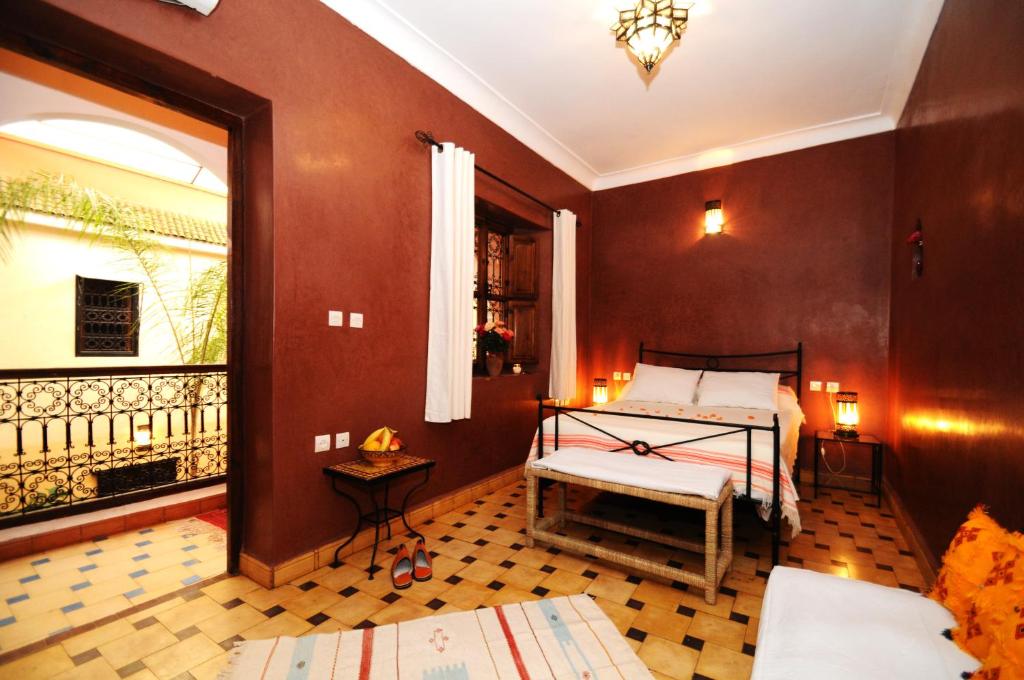 une chambre avec un lit et une fenêtre dans l'établissement Riad Hadda, à Marrakech 26 autres photos