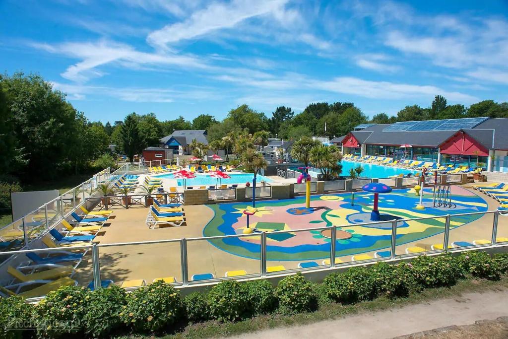un grand parc aquatique avec une grande piscine dans l'établissement MH6pers-2ch-1sdb-lits faits-40m2-terrasse-tv--grand confort-empl calme-Kerlann, à Pont-Aven