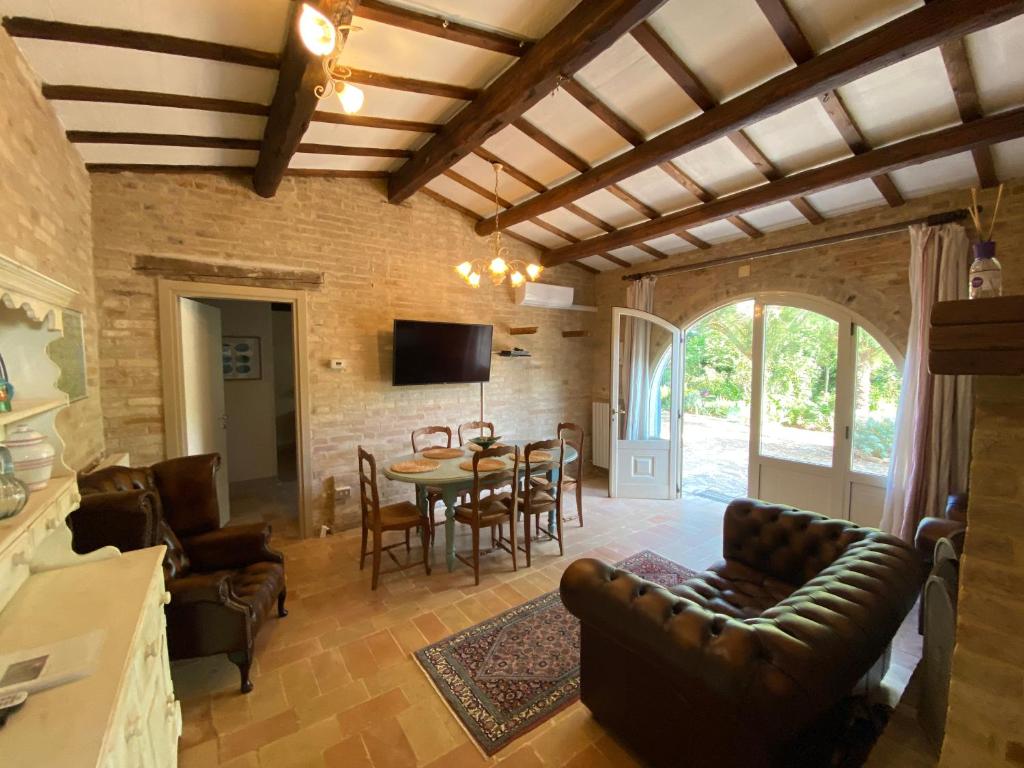 un salon avec un canapé et une table dans l'établissement Casale Iris, à Belmonte Piceno