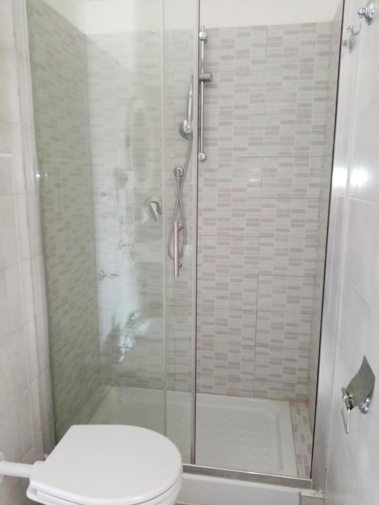 une salle de bain avec douche et toilettes dans l'établissement La Feluca, à Isca sullo Ionio 51 autres photos