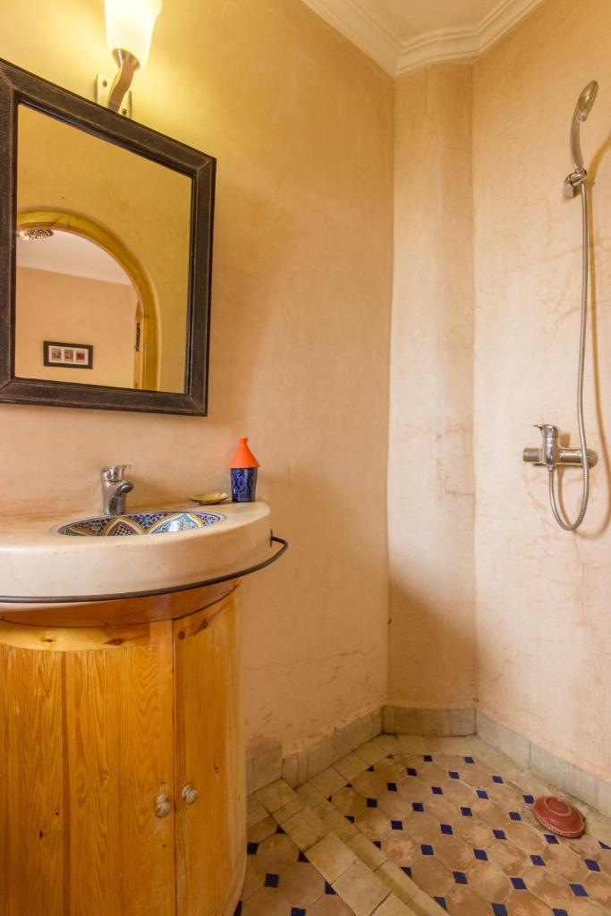 une salle de bain avec un lavabo et un miroir dans l'établissement Riad Colette EXCLUSIF - Médina - Breakfast - Wifi, à Marrakech 10 autres photos