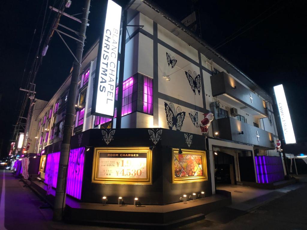 Un bâtiment avec des lumières violettes sur son côté dans l'établissement Hotel Blanc Chapel Christmas Sakai (Adult Only), à Sakai 35 autres photos