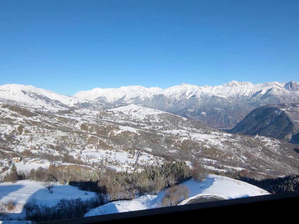 - une vue aérienne sur une chaîne de montagnes enneigée dans l'établissement Apartment Pegase Phenix-21 by Interhome, au Corbier