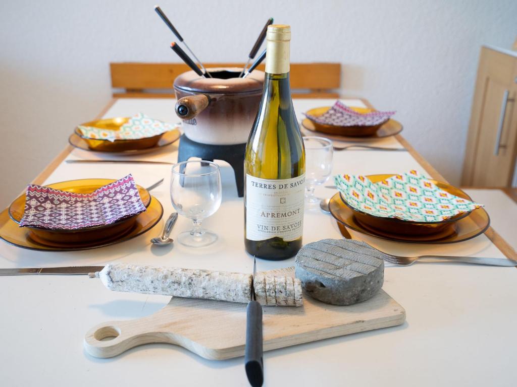 - une table avec une bouteille de vin et des verres dans l'établissement Apartment Pegase Phenix-21 by Interhome, au Corbier 23 autres photos