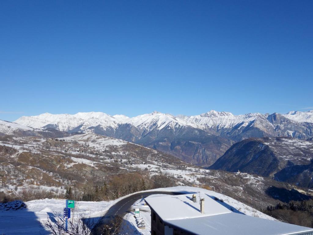 - une vue sur une montagne enneigée avec un pont dans l'établissement Apartment Pegase Phenix-10 by Interhome, au Corbier