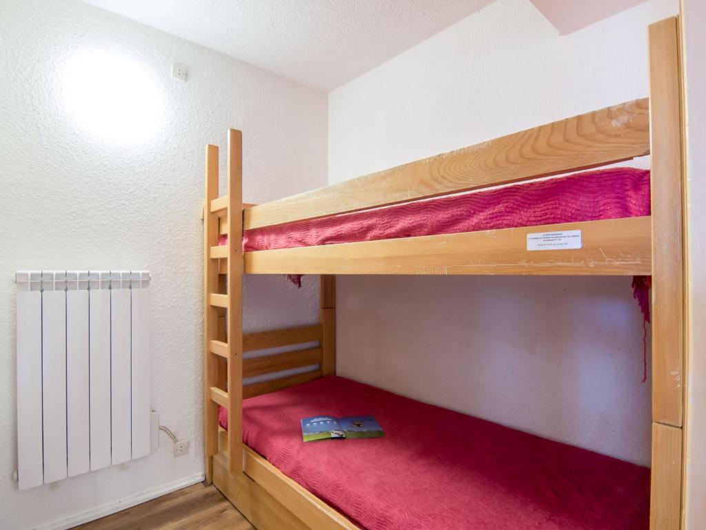une chambre avec deux lits superposés dans une pièce dans l'établissement Studio Pegase Phenix-44 by Interhome, au Corbier