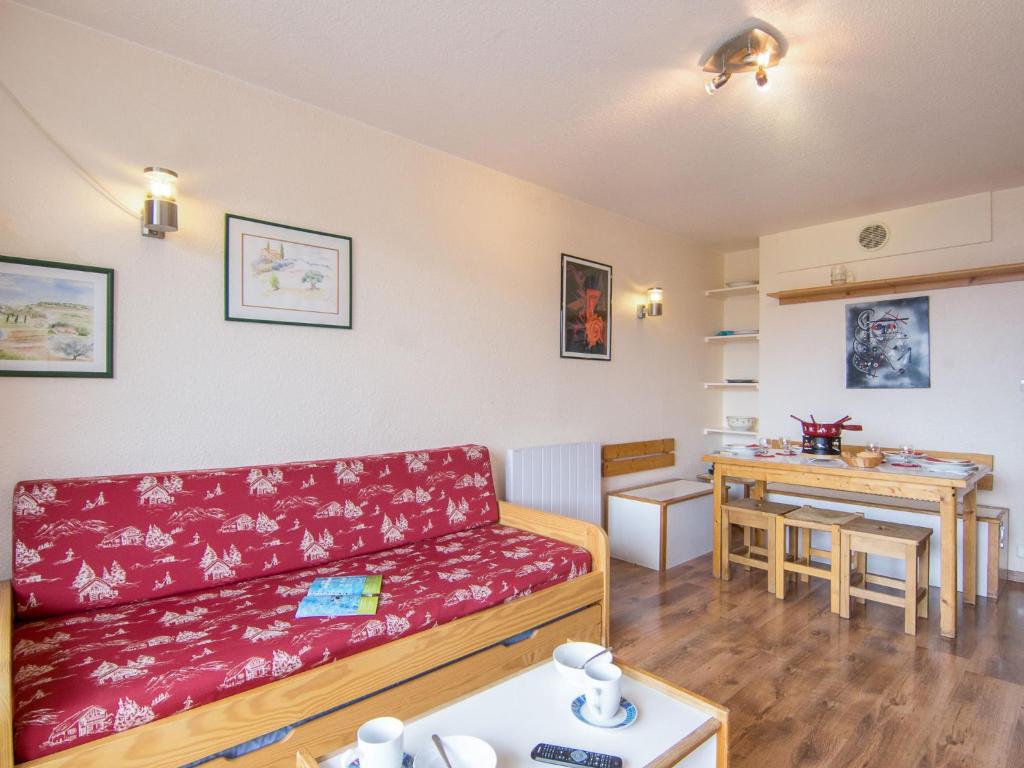 un salon avec un canapé et une table dans l'établissement Studio Pegase Phenix-44 by Interhome, au Corbier