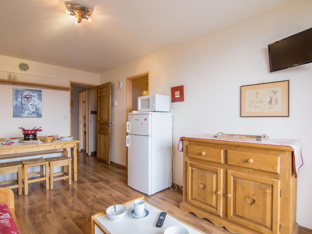Il comprend une cuisine équipée d'un réfrigérateur et d'une table. dans l'établissement Studio Pegase Phenix-44 by Interhome, au Corbier