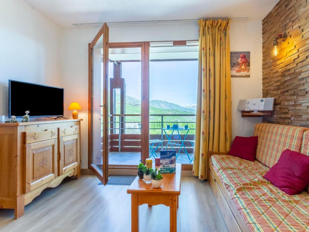 un salon avec un canapé et une télévision dans l'établissement Apartment Bâtiment B-9 by Interhome, au Corbier 26 autres photos