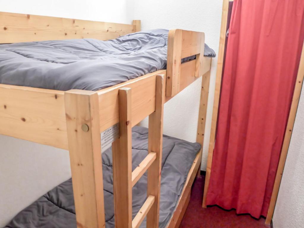 - deux lits superposés dans une chambre dans l'établissement Apartment Arcelle 602 by Interhome, à Val Thorens