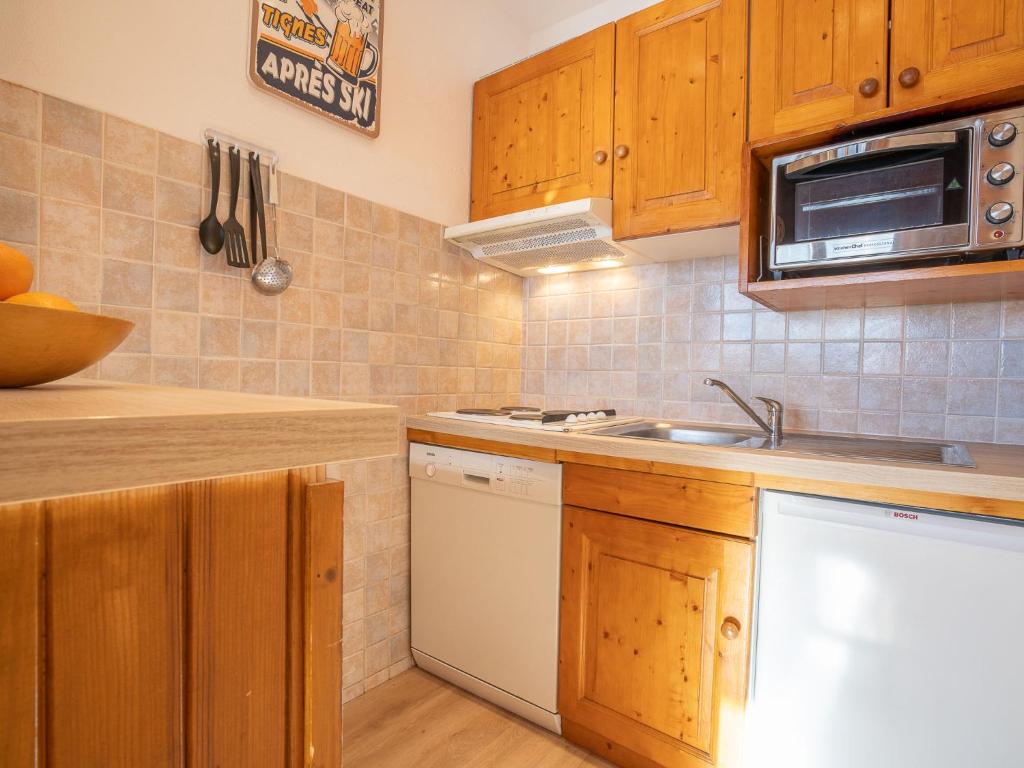 une cuisine avec un évier et un micro-ondes dans l'établissement Apartment Le Curling B - Val Claret-21 by Interhome, à Tignes
