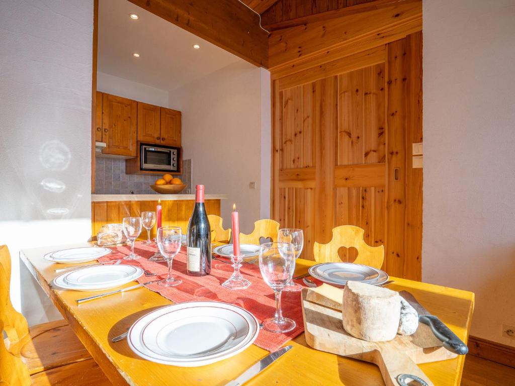 - une table à manger avec des assiettes et des verres à vin dans l'établissement Apartment Le Curling B - Val Claret-21 by Interhome, à Tignes 15 autres photos