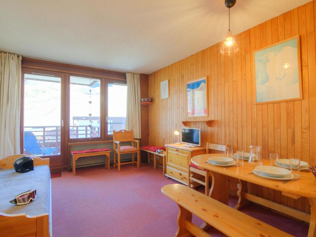 une salle à manger avec une table et une télévision dans l'établissement Apartment Le Curling B - Val Claret-9 by Interhome, à Tignes