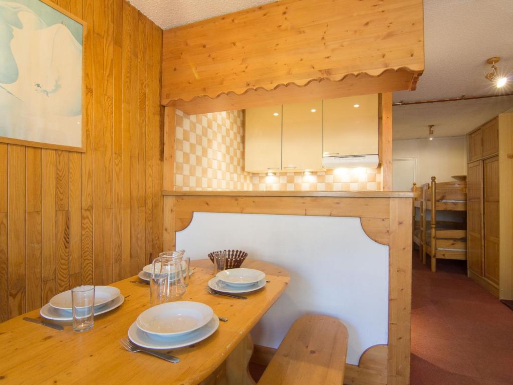 une cuisine avec une table en bois et des plaques de cuisson. dans l'établissement Apartment Le Curling B - Val Claret-9 by Interhome, à Tignes