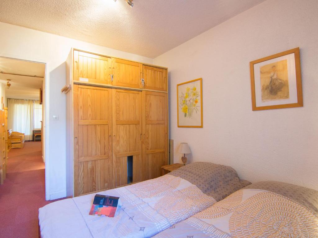 une chambre avec un lit et une armoire en bois dans l'établissement Apartment Le Curling B - Val Claret-9 by Interhome, à Tignes 13 autres photos