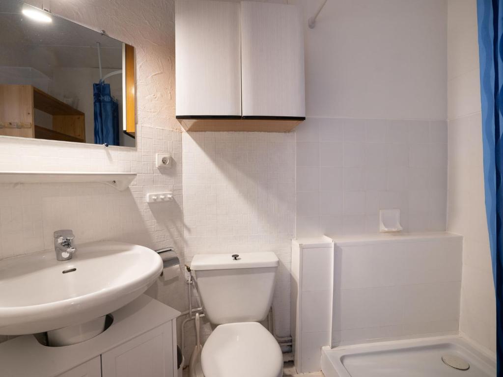 une salle de bain blanche avec des toilettes et un lavabo dans l'établissement Apartment Le Curling B - Val Claret-30 by Interhome, à Tignes 14 autres photos
