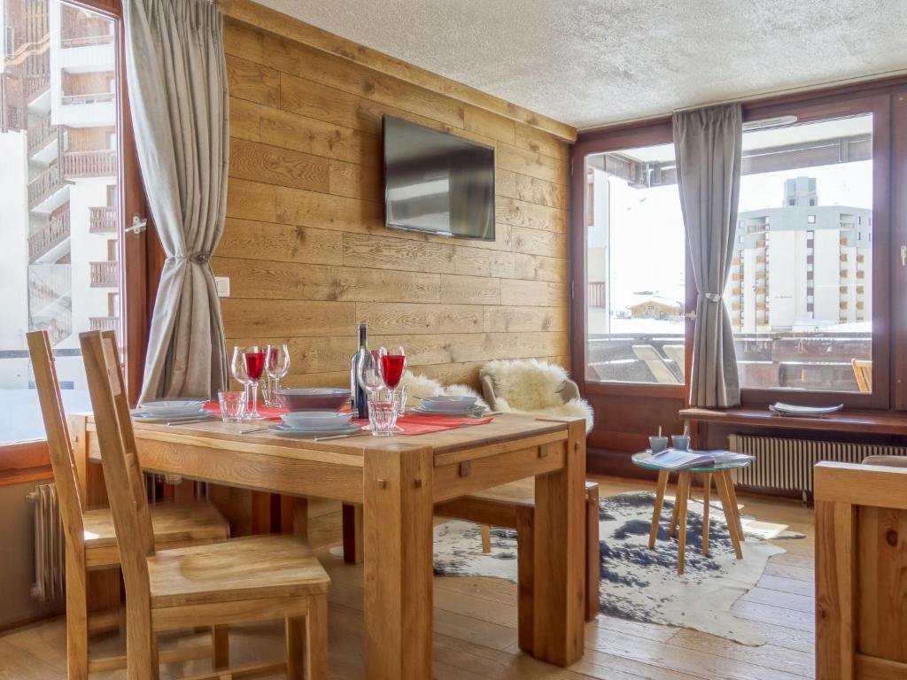 - une salle à manger avec une table et des verres à vin dans l'établissement Apartment Le Prariond - Val Claret-7 by Interhome, à Tignes