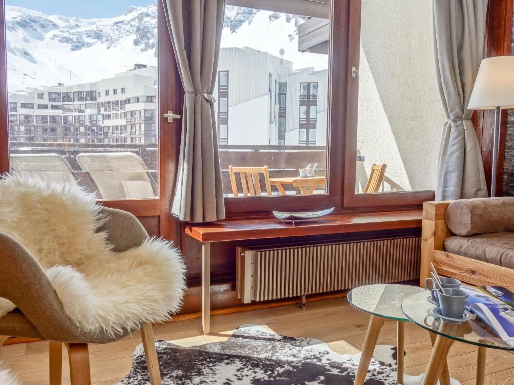 un salon avec un canapé et une grande fenêtre dans l'établissement Apartment Le Prariond - Val Claret-7 by Interhome, à Tignes 22 autres photos