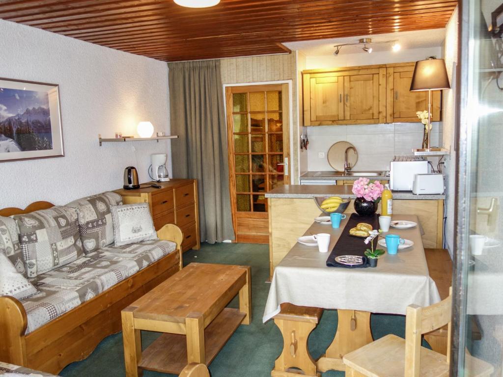 un salon avec un canapé et une table dans l'établissement Studio Sérac V7 by Interhome, à Val Thorens