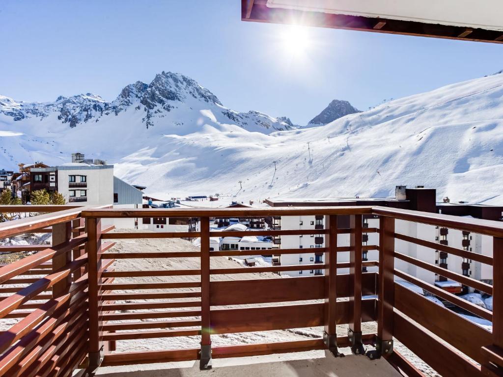 d'un balcon offrant une vue sur une montagne enneigée. dans l'établissement Apartment Le Curling B - Val Claret-11 by Interhome, à Tignes