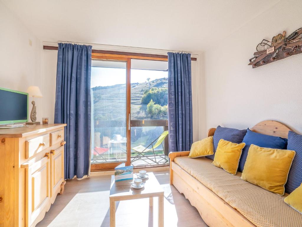 un salon avec un canapé et une grande fenêtre dans l'établissement Studio Pegase Phenix-68 by Interhome, au Corbier