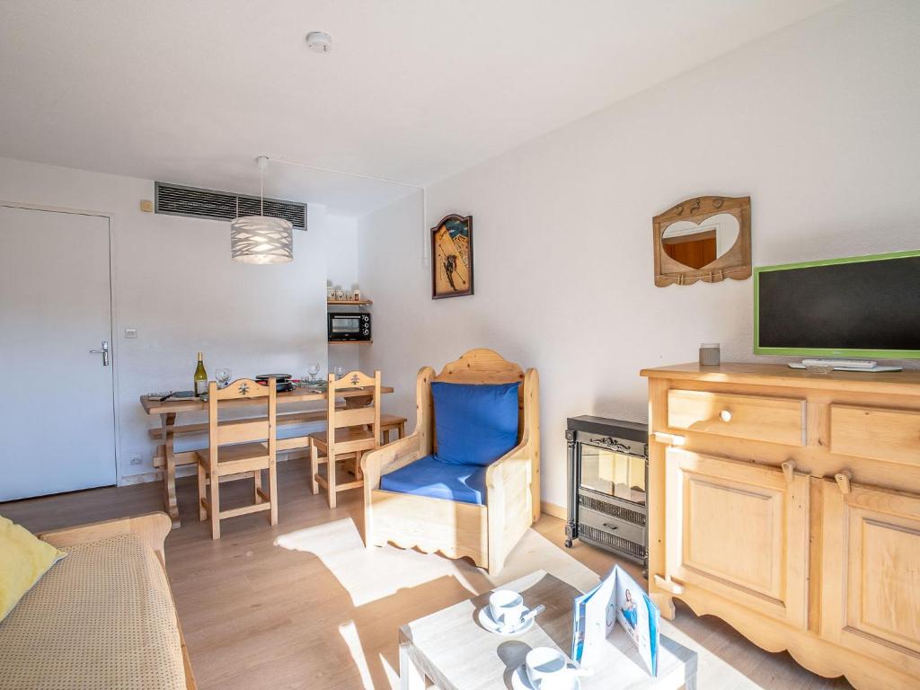 un salon avec une table et une salle à manger dans l'établissement Studio Pegase Phenix-68 by Interhome, au Corbier 24 autres photos