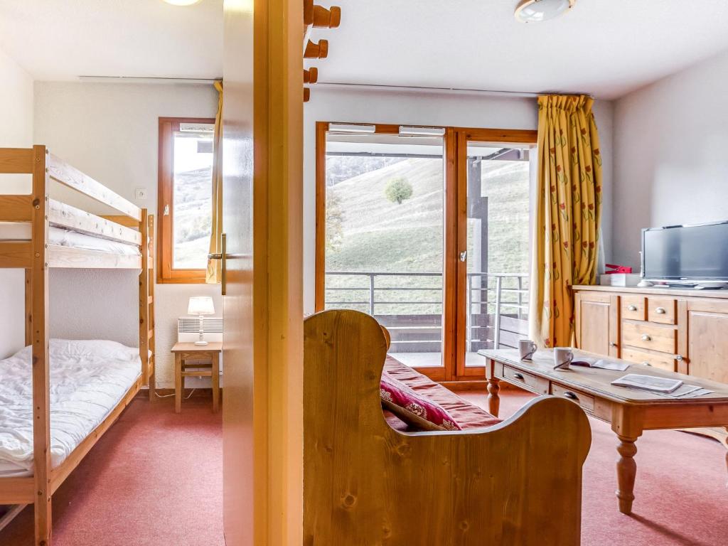 Cette chambre dispose de lits superposés, d'un bureau et d'un lit. dans l'établissement Apartment Bâtiment B-19 by Interhome, au Corbier 27 autres photos