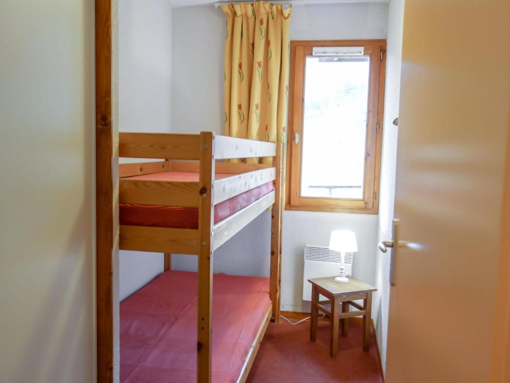 une chambre avec deux lits superposés et une fenêtre dans l'établissement Apartment Bâtiment B-19 by Interhome, au Corbier