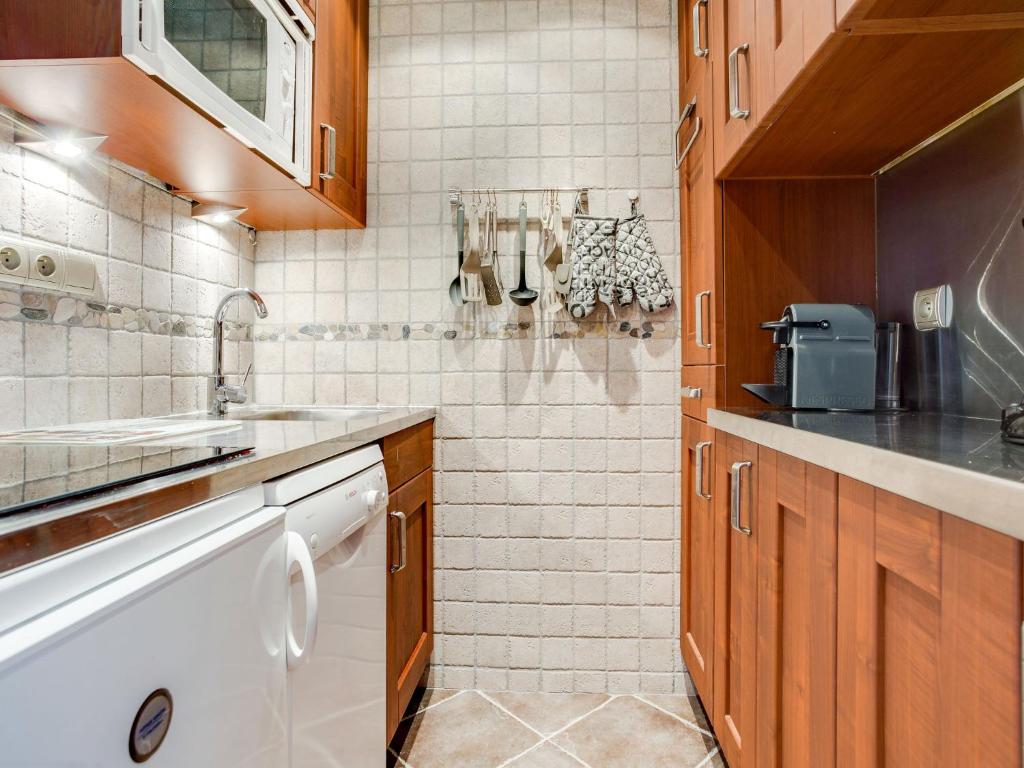une cuisine avec un évier et un comptoir dans l'établissement Apartment Le Prariond - Val Claret-10 by Interhome, à Tignes 13 autres photos