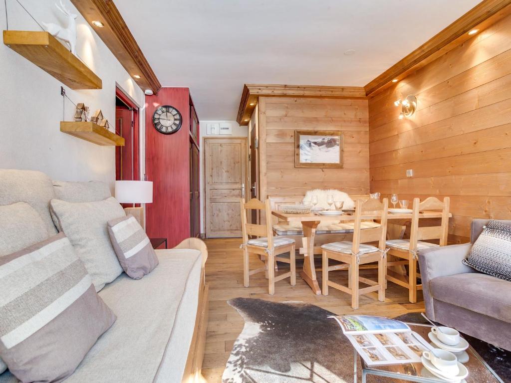 un salon avec un canapé et une table dans l'établissement Apartment Le Prariond - Val Claret-10 by Interhome, à Tignes