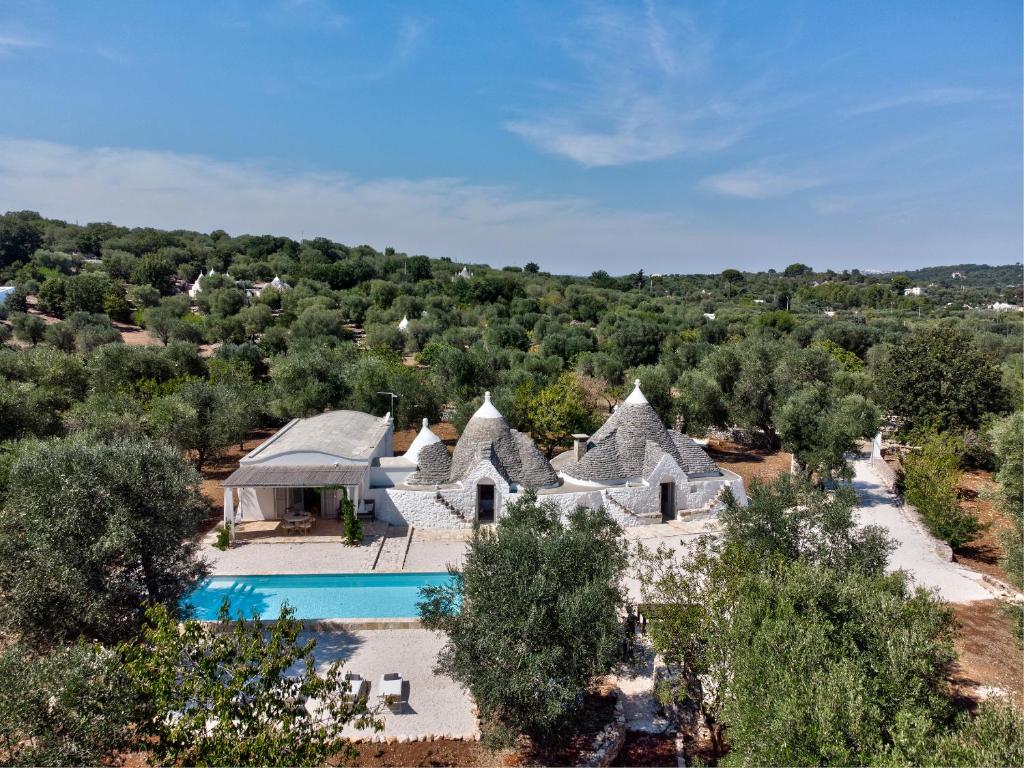 une vue aérienne d'une maison avec piscine dans l'établissement TRULLO TIPOTA with private pool, à Ceglie Messapica