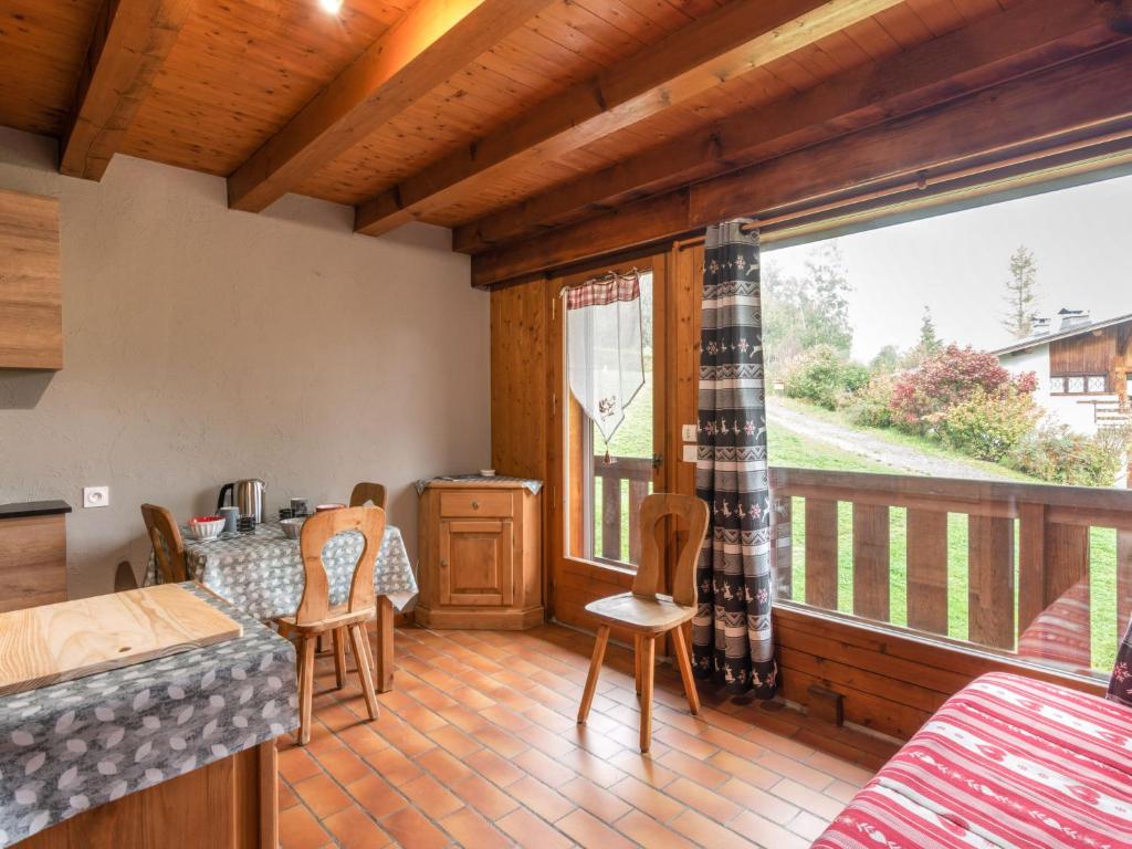 une chambre avec un balcon avec une table et des chaises dans l'établissement Studio Les G'rets-10 by Interhome, à Saint-Gervais-les-Bains 17 autres photos