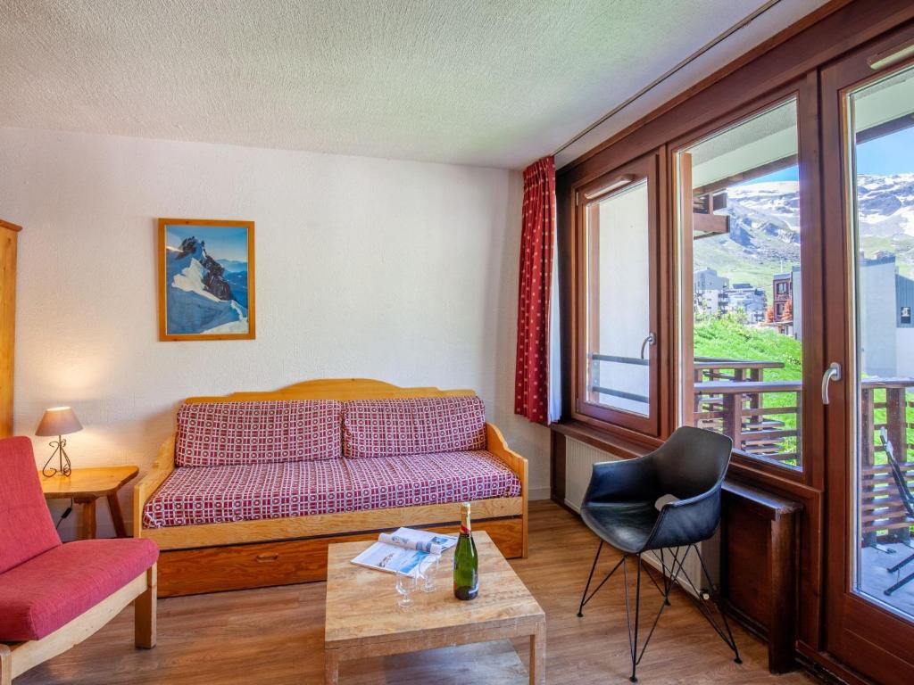 un salon avec un canapé et une table dans l'établissement Apartment Le Curling B - Val Claret-40 by Interhome, à Tignes