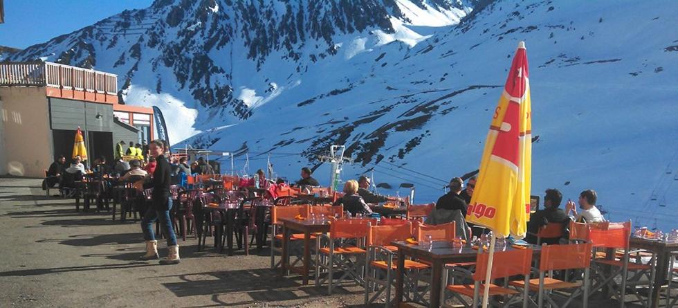 un groupe de tables et de chaises avec une montagne dans l'établissement Pied des pistes, lumineux 4p, parking couvert, à La Mongie 7 autres photos