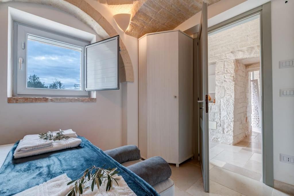une chambre avec un lit et une fenêtre dans l'établissement Trulli Gianpaolo - Luxury Villa, à Ostuni
