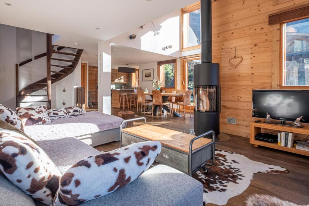 - un salon avec deux lits et une cheminée dans l'établissement Nice And Spacious Apt In Chamonix Mont Blanc, à Chamonix-Mont-Blanc