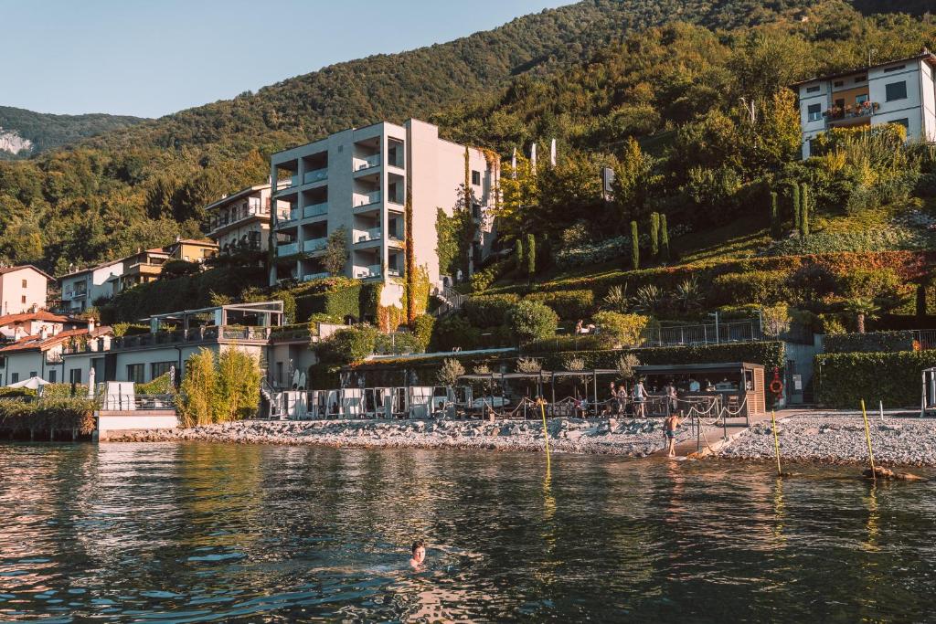 - une vue sur la ville depuis l'eau dans l'établissement Filario Hotel & Residences, à Lezzeno