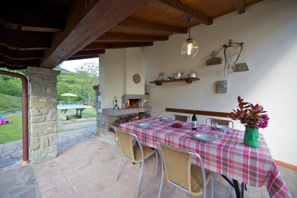 une table avec un chiffon de table rouge et blanc dans l'établissement La Scatolaia, à Stia
