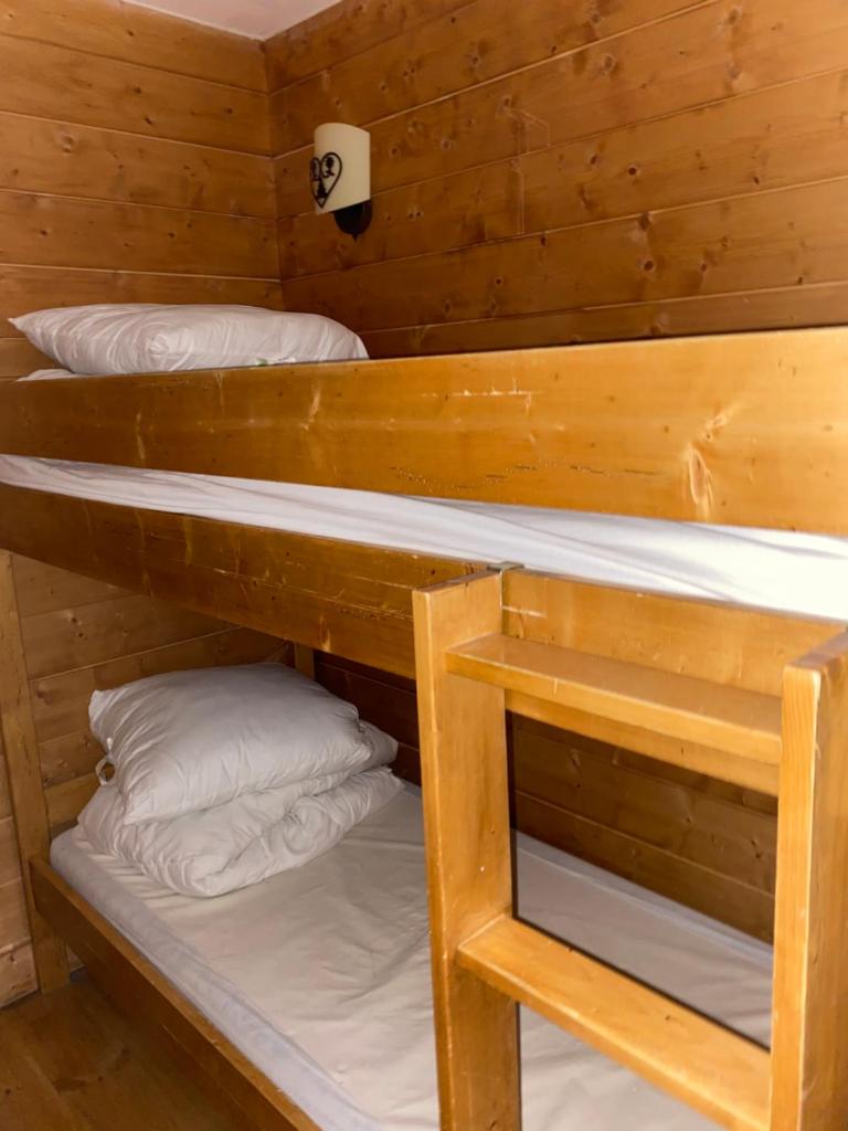 - deux lits superposés dans une cabane en bois dans l'établissement Appartement ski aux pieds dans résidence premium piscine, sauna hamam, aux Menuires 26 autres photos