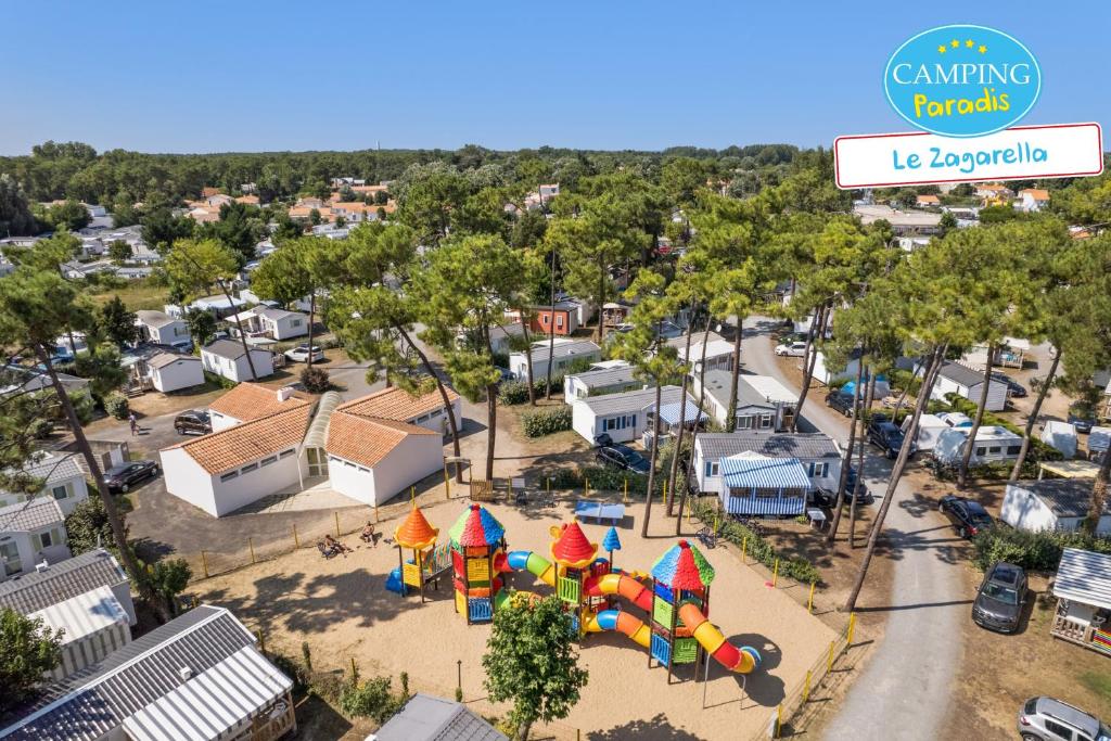 une vue aérienne d'un parc avec une aire de jeux dans l'établissement Camping Paradis Le Zagarella, à Saint-Jean-de-Monts