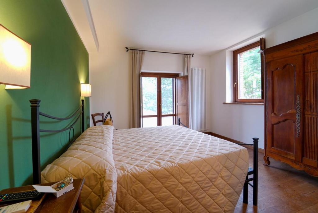 une chambre avec un lit, un bureau et une fenêtre dans l'établissement Villa Il Girasole, à Parrano