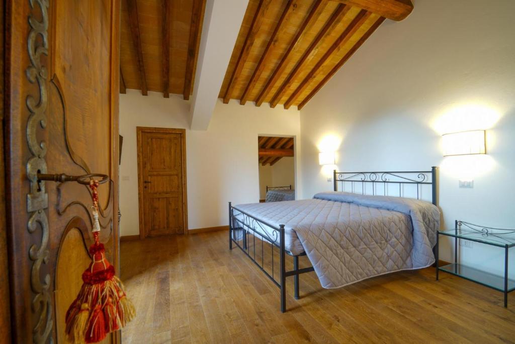 une chambre avec un lit et un parquet dans l'établissement Villa Il Girasole, à Parrano 44 autres photos