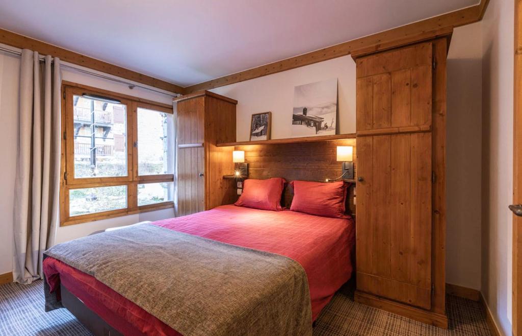une chambre avec un grand lit dans une pièce dans l'établissement Arc 1950 Appartement 4 personnes Ski aux pieds, à Arc 1950